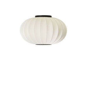 Hvid oval lampe med plisseret tekstur og mørke kanter, velegnet til loft eller væg.